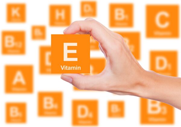 Frasco abierto y cápsulas vitamina e orgánica Health Solution Prime