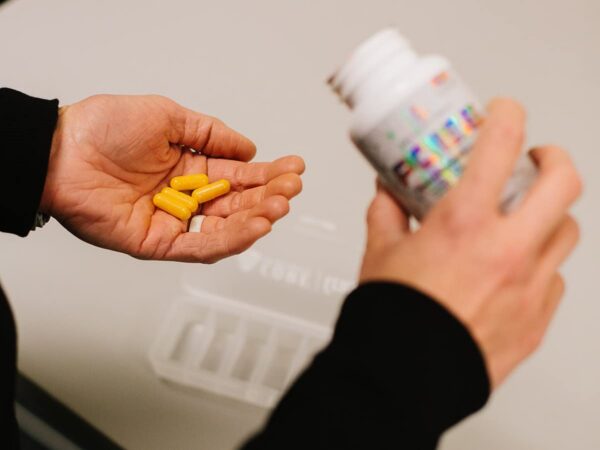 Frasco de Core Nutritionals Poise mostrando cápsulas