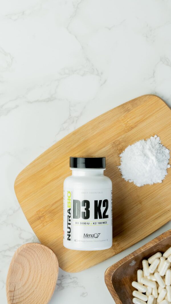Frasco cápsulas NutraBio Vitamina D3 + K2 alta potencia