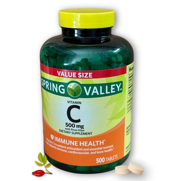 Frasco del suplemento vitamina C 500 mg con escaramujos