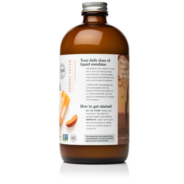 Frasco con suplemento Natural Force Vitamina D y K dosificación líquida