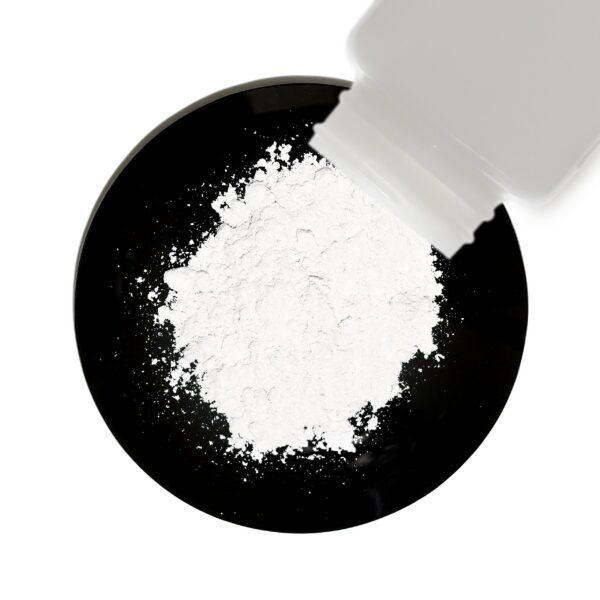 Frascos en estante con forma cuadrada de ahorro de espacio