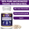 Frasco y cápsulas Genex Formulas Trans Resveratrol en fondo blanco