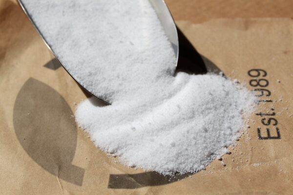 polvo blanco disolviéndose en agua