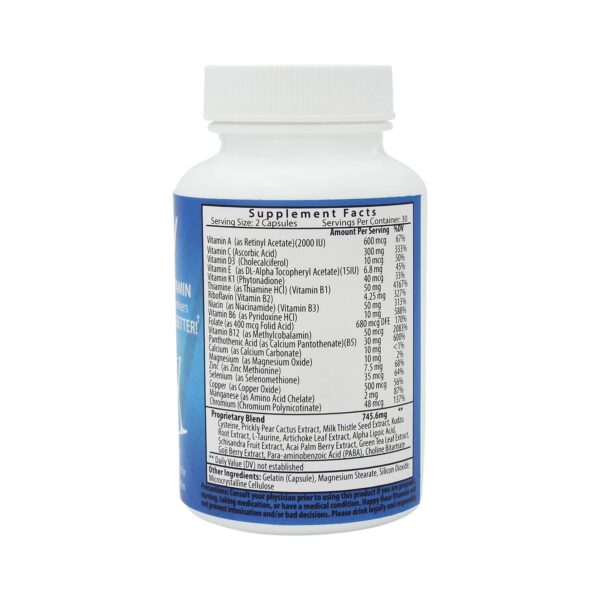 Botella en fondo blanco junto a etiqueta