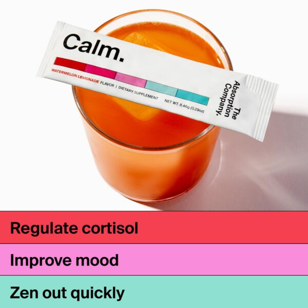 Vaso con mezcla Calm Drink preparado para beber