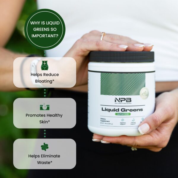 Mezcla de polvo verde en taza