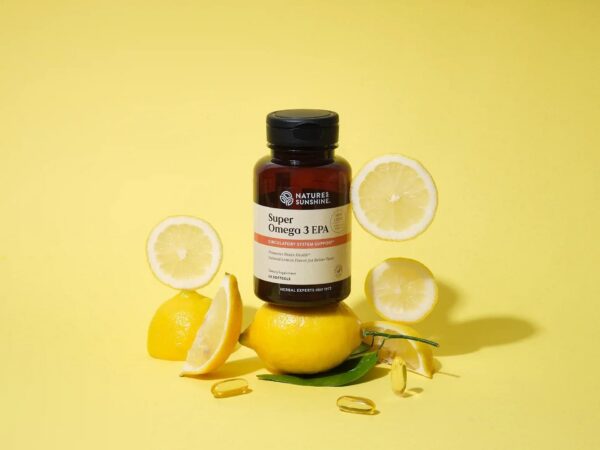 Frasco en estante con etiqueta visible