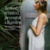 Tabletas vitaminas prenatales New Chapter en mano