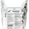 Polvo blanco de inositol en fondo blanco
