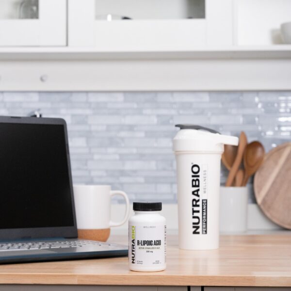 Frasco de suplemento NutraBio ALA 300 mg