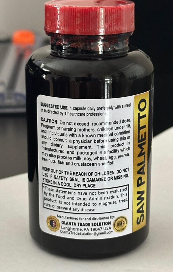 Detalle de la etiqueta con información de la botella