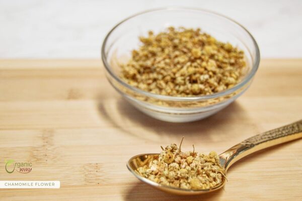 Paquete cerrado de manzanilla orgánica para preparar té herbal