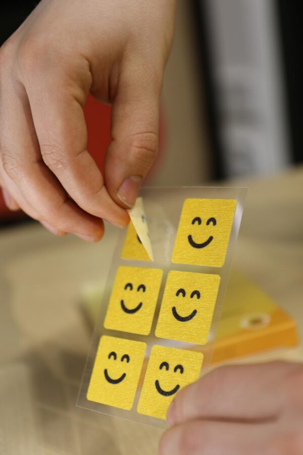 Parche aplicado en la muñeca