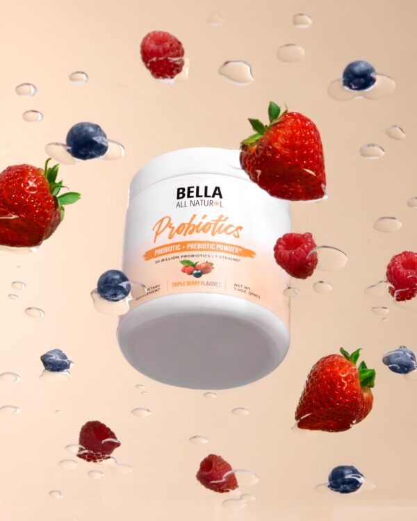 Polvo Bella probióticos prebióticos sabor triple baya en vaso con agua
