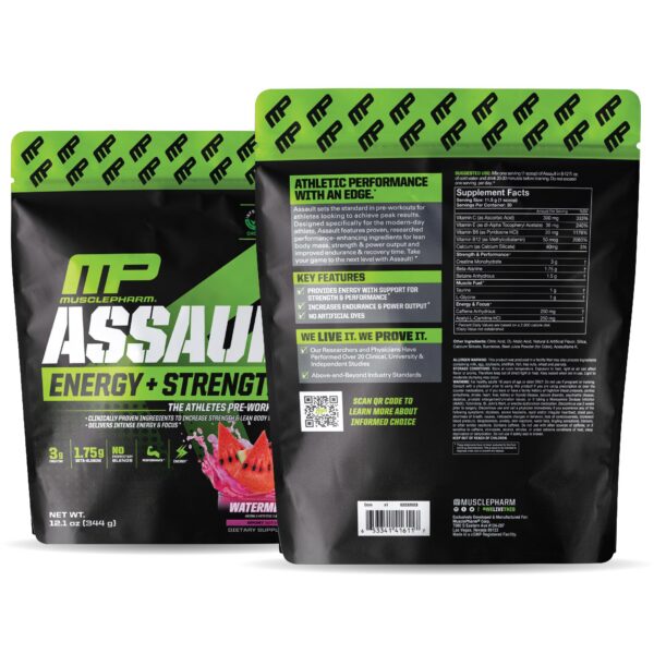Polvo preentrenamiento MusclePharm sabor sandía sacudiendo con agua