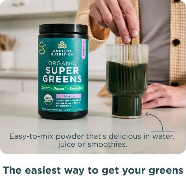 Primer plano del polvo SuperGreens Ancient Nutrition
