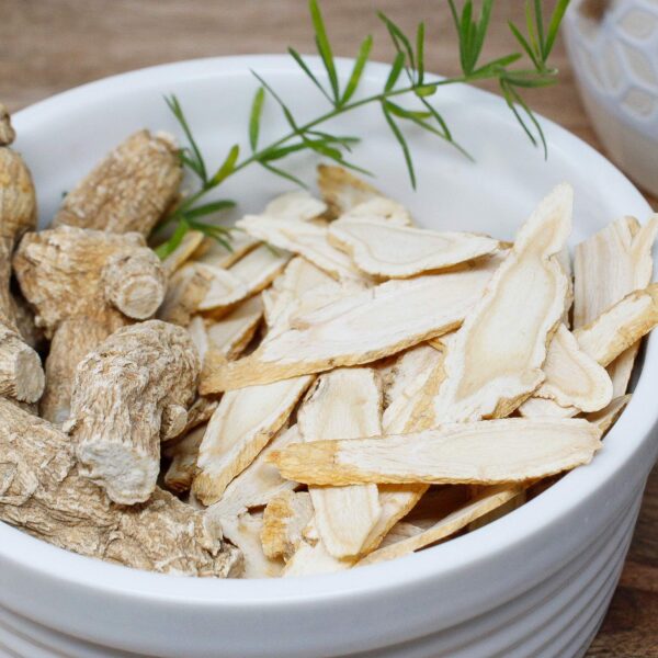 Detalle de rebanadas de raíz de ginseng americano