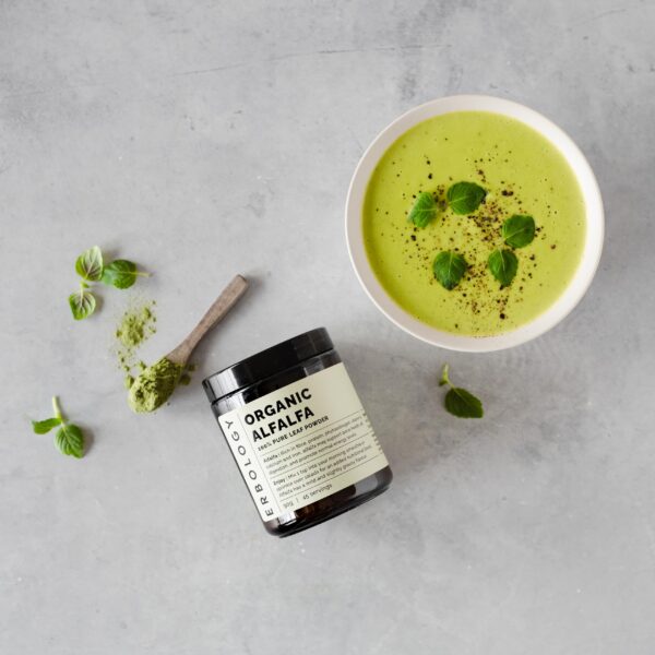 Sabor suave del polvo de alfalfa Erbology en cuchara