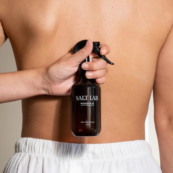 Aplicación del spray de magnesio en la piel