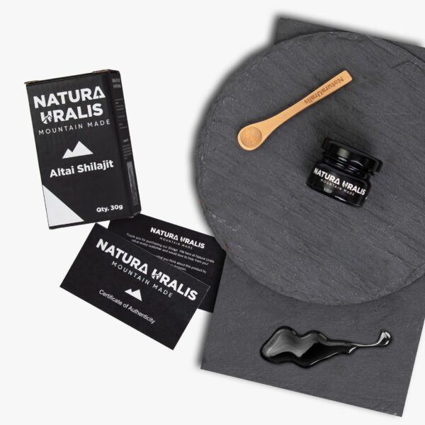 Primer plano de Shilajit negro