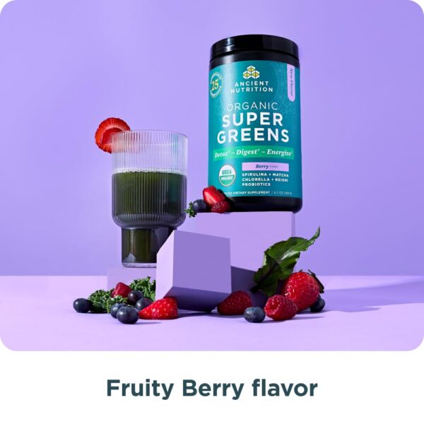 SuperGreens en polvo mostrado con cuchara