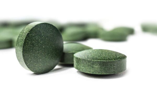 Suplemento natural On Target Living espirulina clorella vista posterior