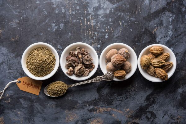 Suplemento natural Triphala PURE INDIAN FOODS para sistema inmune y corazón