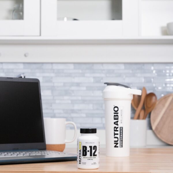 Suplemento NutraBio b12 mejora energia y bienestar capsulas