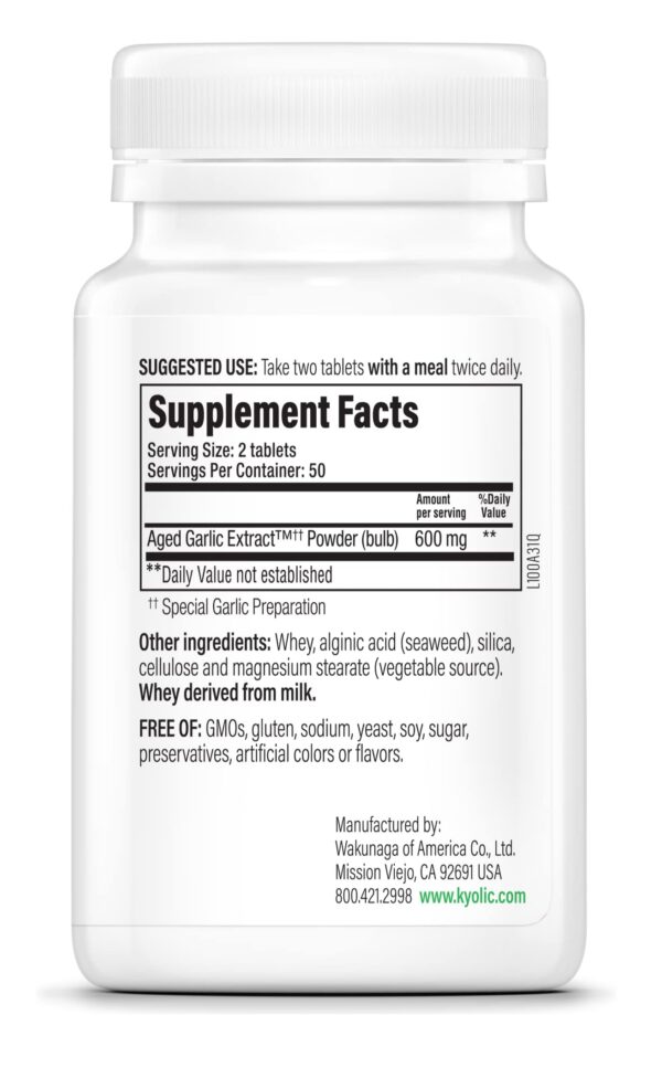 Tabletas de ajo envejecido Kyolic sobre fondo blanco