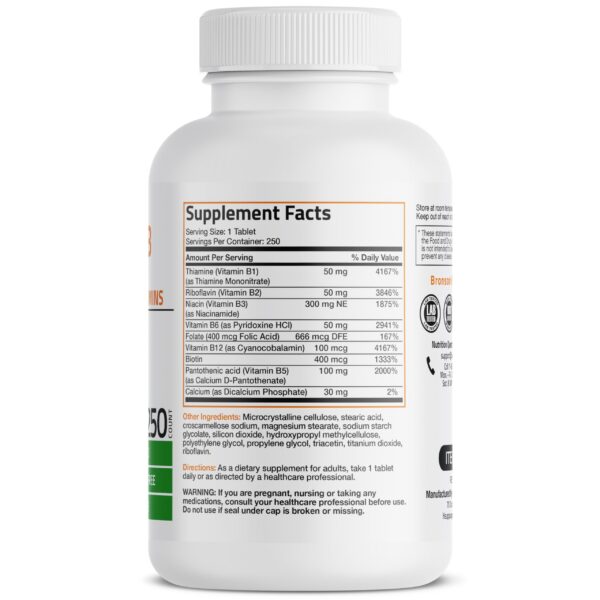 Tabletas de complejo vitaminas b bronson en mano