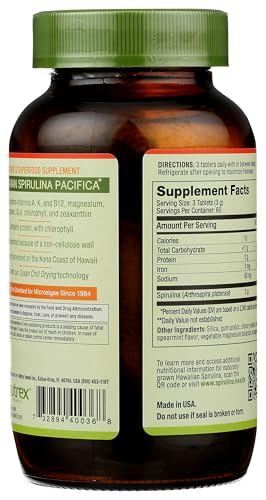 Tabletas de spirulina verde Nutrex Hawaii en mano