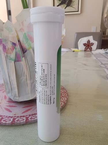 Tabletas efervescentes VITA-C-BATH disolviéndose en agua para cuidado de la piel