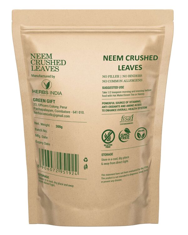 Té fresco hecho con hojas trituradas de neem