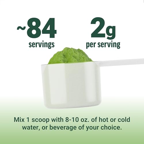 Té matcha orgánico en polvo mezclado en taza