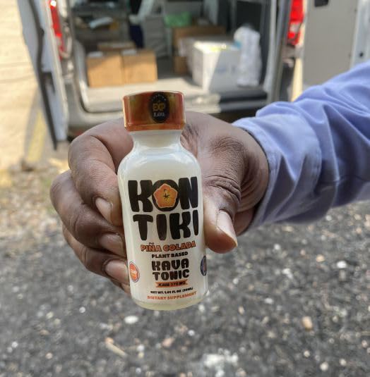 Tónico Kon Tiki Kava Piña Colada vista lateral botella