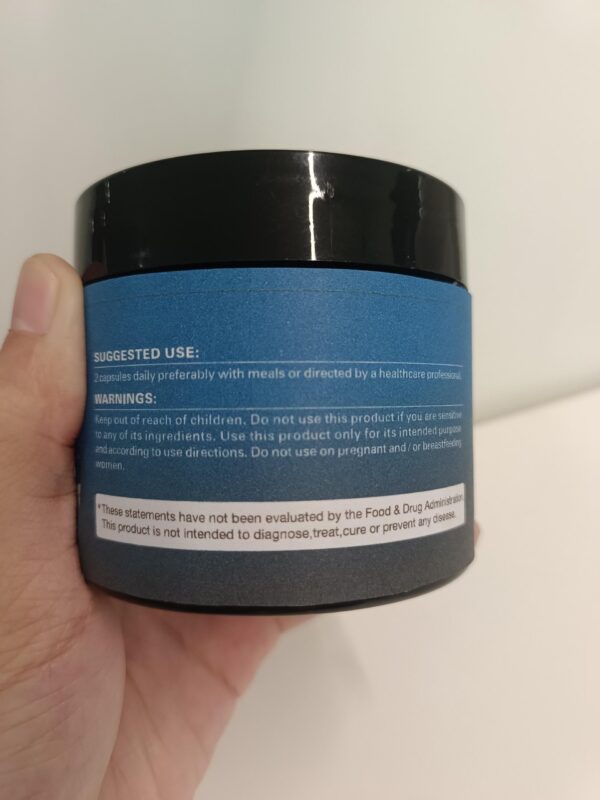 Cápsulas TOPCAPAK en frasco sobre fondo blanco