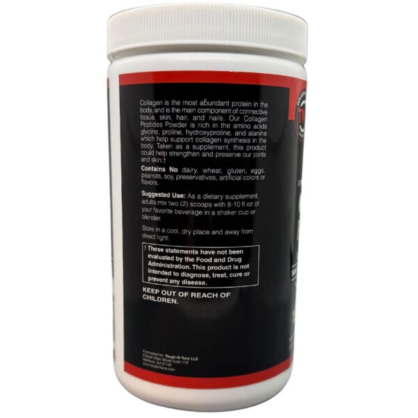 Cuchara sirviendo colágeno en bebida