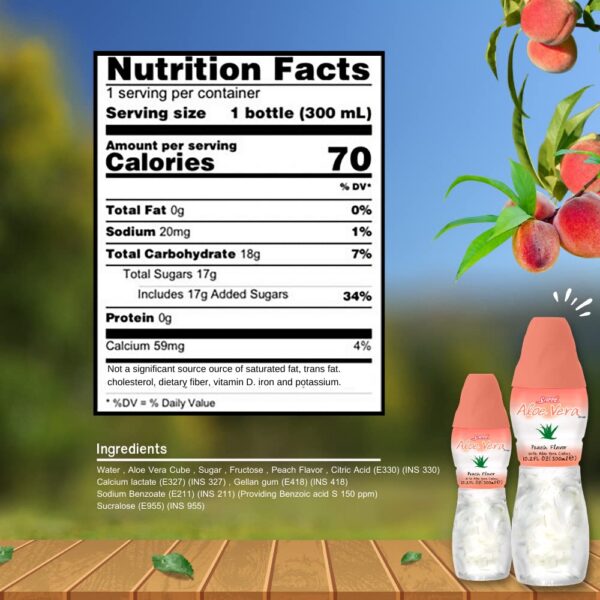 Vaso con jugo de aloe vera durazno y trozos grandes de pulpa