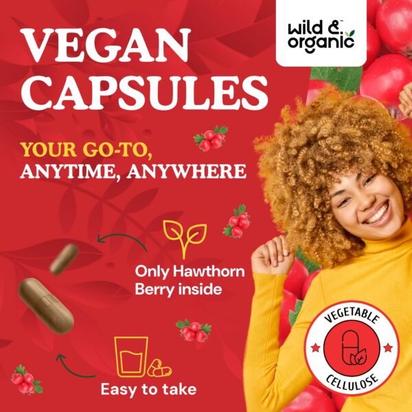 Vista cercana de cápsulas de espino silvestre en envase orgánico