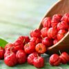 Acerola fresca junto al polvo