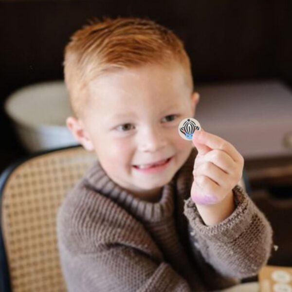 Adhesivos con aceites esenciales para crear rutina de sueño divertida