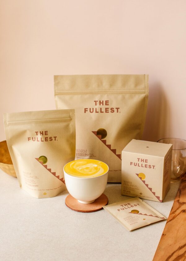 Azafrán puro y leche de coco en latte sin cafeína