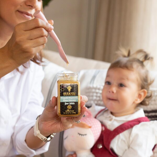 Detalle de etiqueta Bee & YOU