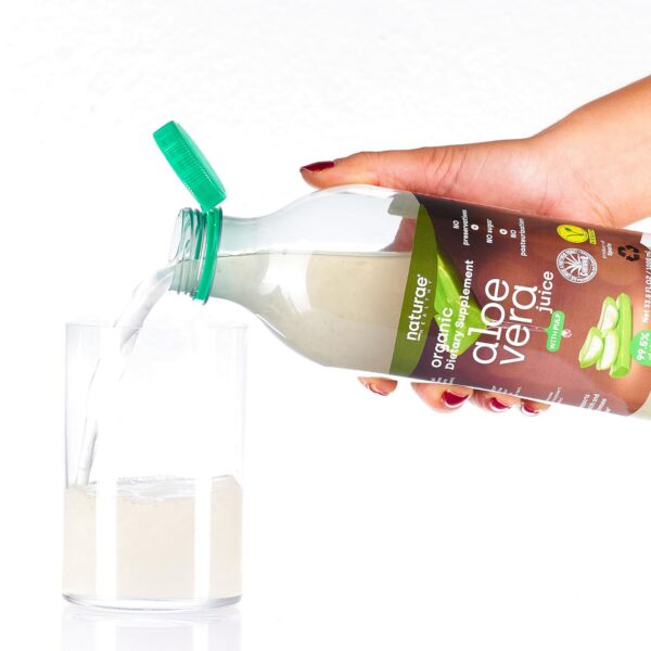 Botella jugo aloe vera Naturae Healthy en ambiente natural
