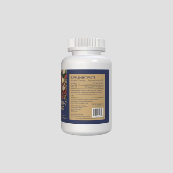 Cápsula suplemento vitamina d3 y k2 mk7 AZ BIOTECH en mano