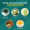 Cuchara con polvo de clorella natural para smoothies y recetas