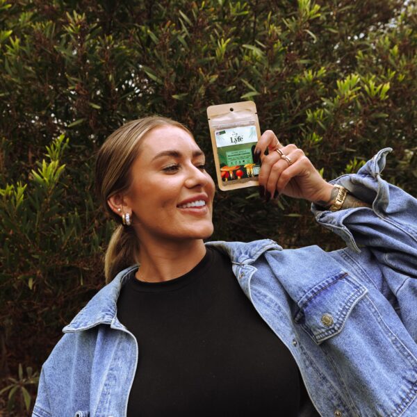 Detalle del paquete de café instantáneo LYFE con hongos orgánicos