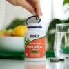 Espirulina NOW Foods pastillas detalle en mano