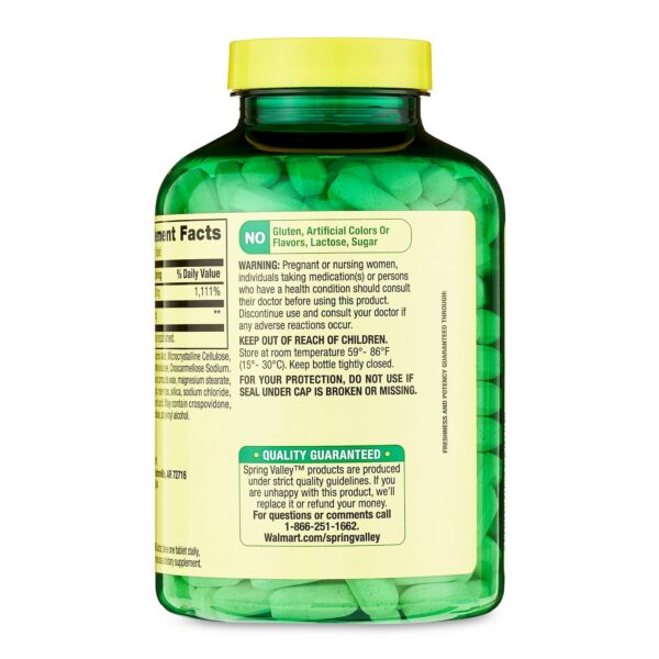 Frasco de vitamina C con etiqueta